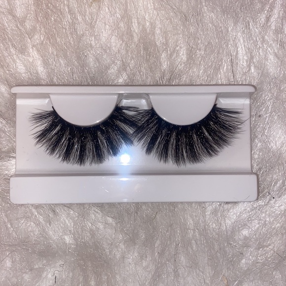 Long False Eyelashes - Picture 2 of 3